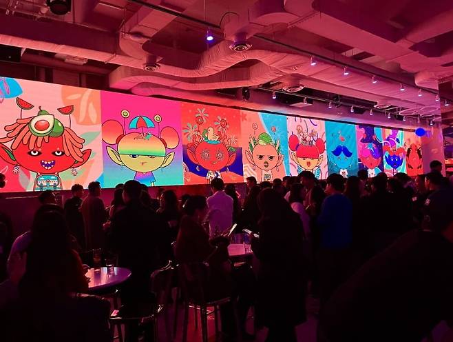 마리아트(Mariart) 작가가 지난 2024년 뉴욕 미디어 아트 라운지 NOFLEX NYC에서 열린 'KSE Holiday Party'에 전시작가로 초청돼 진행한 전시회 / 사진=마리아트