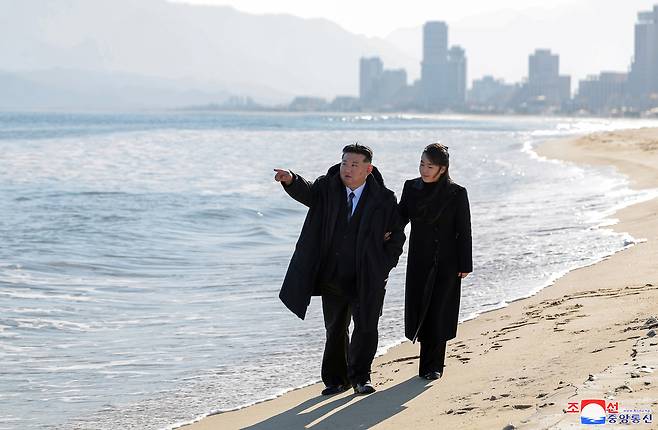 김정은 북한 국무위원장이 지난해 12월 원산 갈마해안관광지구의 여러 호텔과 부대시설을 돌아봤다고 조선중앙통신이 보도했다. 연합뉴스