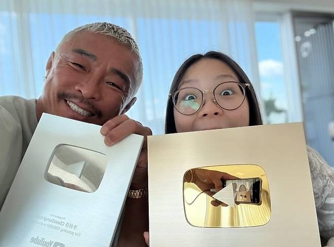 Holding his YouTube awards, Korean Japanese fighter Choo Sung-hoon (left) and his daughter take a selfie. (Choo Sung-hoon's Instagram)