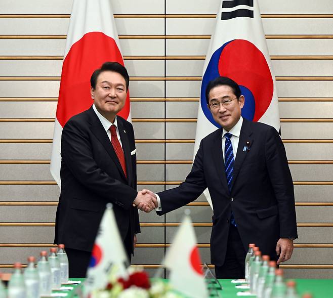 President Yoon Suk Yeol (left) and Prime Minister Fumio Kishida shake hands before talks in Tokyo, Japan on Thursday. (Yonhap)