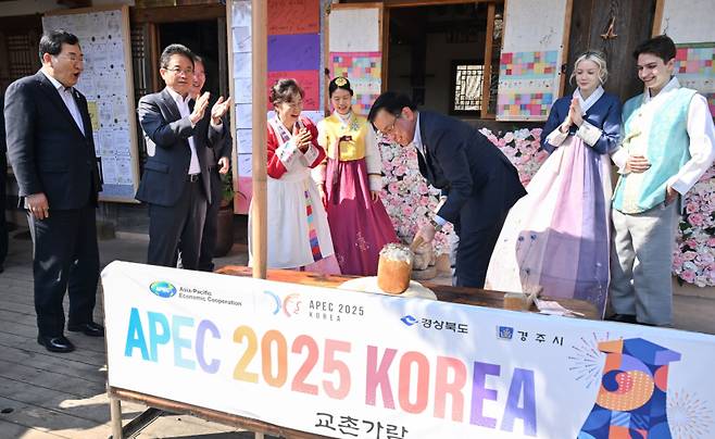 최상목 대통령 권한대행 겸 경제부총리가 20일 경북 경주시 교촌 한옥마을에서 떡 만들기 체험을 하고 있다. 경북도 제공.