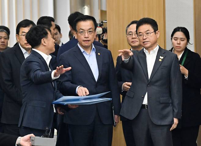 경북도 김상철 APEC 준비지원단장이 최 권한대행에게 APEC 정상회의 인프라 조성 추진 사항을 설명하고 있다, 경북도 제공.