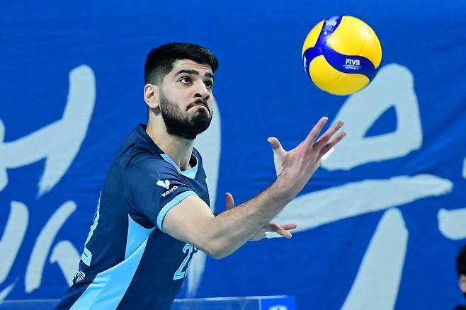 프로배구 남자부 우리카드의 알리가 지난달 12일 서울장충체육관에서 열린 2024-2025 V리그 한국전력과 5라운드 경기에서 서브를 넣고 있다. 한국배구연맹 제공