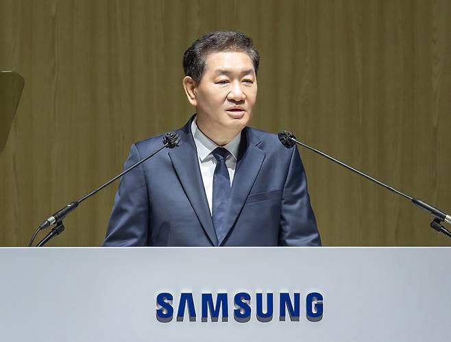 한종희 삼성전자 대표이사 부회장이 19일 경기 수원 수원컨벤션센터에서 열린 제56기 정기 주주총회에서 발언하고 있다 <삼성전자>