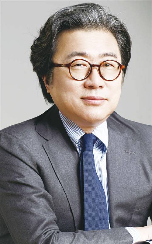 1958년생/ 미국 대처고/ 서던캘리포니아대 경제학과/ 스위스 IMD대 대학원 경영학 석사/ 1983년 대한항공 구주지역본부 차장/ 1991년 한진투자증권 상무/ 1999년 한진투자증권 대표이사 부회장/ 2003년 메리츠증권 대표이사 회장/ 2011년 메리츠금융그룹 회장(현)