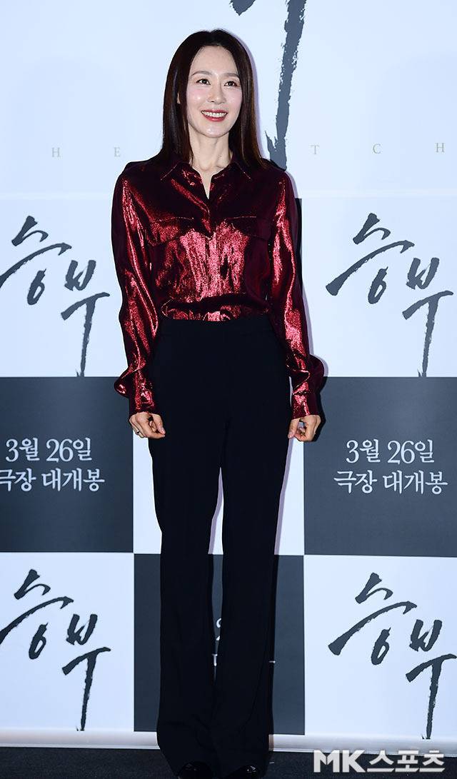 깔끔한 스트레이트 헤어와 미니멀한 액세서리로 시크한 매력을 더한 문정희는 단 한 벌의 셔츠로 레드카펫급 존재감을 과시했다.사진=김영구 기자