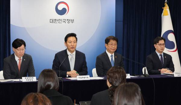 (서울=뉴스1) 임세영 기자 = 오세훈 서울시장이 19일 서울 종로구 정부서울청사에서 주택시장 안정화 방안 브리핑을 하고 있다.   왼쪽부터 김소영 금융위원회 부위원장, 오 시장, 박상우 국토교통부 장관, 김범석 기획재정부 1차관.   2025.3.19/뉴스1  Copyright (C) 뉴스1. All rights reserved. 무단 전재 및 재배포,  AI학습 이용 금지. /사진=(서울=뉴스1) 임세영 기자