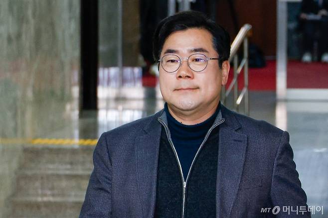 (서울=뉴스1) 안은나 기자 = 박찬대 더불어민주당 원내대표가 19일 저녁 서울 여의도 국회에서 비공개로 열린 비상의원총회에 입장하고 있다. 2025.3.19/뉴스1 Copyright (C) 뉴스1. All rights reserved. 무단 전재 및 재배포, AI학습 이용 금지. /사진=(서울=뉴스1) 안은나 기자