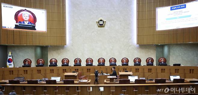 조희대 대법원장을 비롯한 대법관들이 20일 오후 서울 서초구 대법원 대법정에서 열린 강간치상 미수 논란 여부에 대한 전원합의체 선고를 위해 자리에 앉아있다.  대법원 전원합의체는 이날 결과적 가중범인 '성폭력범죄의 처벌 등에 관한 특례법'  위반(강간등치상) 죄에서 기본 범죄가 미수에 그쳤으나 중한 결과가 발생한 경우 미수범을 인정할 수 있는지의 여부를 판단하기 위한 공개 변론을 연다. 2025.3.20/사진=뉴스1