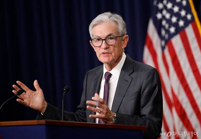 (워싱턴 AFP=뉴스1) 우동명 기자 = 제롬 파월 미국 연방준비제도(Fed·연준) 의장이 19일(현지시간) 워싱턴에서 FOMC가 기준금리를 동결한 뒤 기자회견을 갖고 “현재 우리가 1970년대식 스태그플레이션과 비교할 만한 상황에 직면했다고 보진 않는다”고 밝히고 있다. 2025.03.20  ⓒ AFP=뉴스1  Copyright (C) 뉴스1. All rights reserved. 무단 전재 및 재배포,  AI학습 이용 금지. /사진=(워싱턴 AFP=뉴스1) 우동명 기자