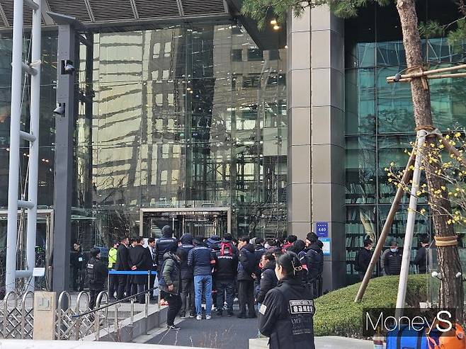 서울 강남구 포스코센터에서 20일 포스코홀딩스 주총이 열린 가운데 입장이 막힌 노조원들이 보안요원들고 대치했다. /사진=최유빈 기자