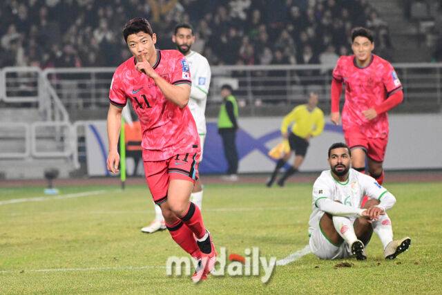 대한민국 축구대표팀 황희찬이 20일 오후 경기도 고양종합운동장에서 진행된 '2026 국제축구연맹(FIFA) 북중미 월드컵 아시아지역 최종예선' 오만과의 경기에서 선제골을 넣은 뒤 세리머니를 펼치고 있다.B조에 속해 있는한국은 4승 2무, 승점 14로 조 선두를 달리고 있다. 2위는 이라크(승점 11), 3위는 요르단(승점 9)이다.한국이 이번 2연전에서 2승을 거두면 북중미 월드컵 본선진출을 조기에 확정한다.