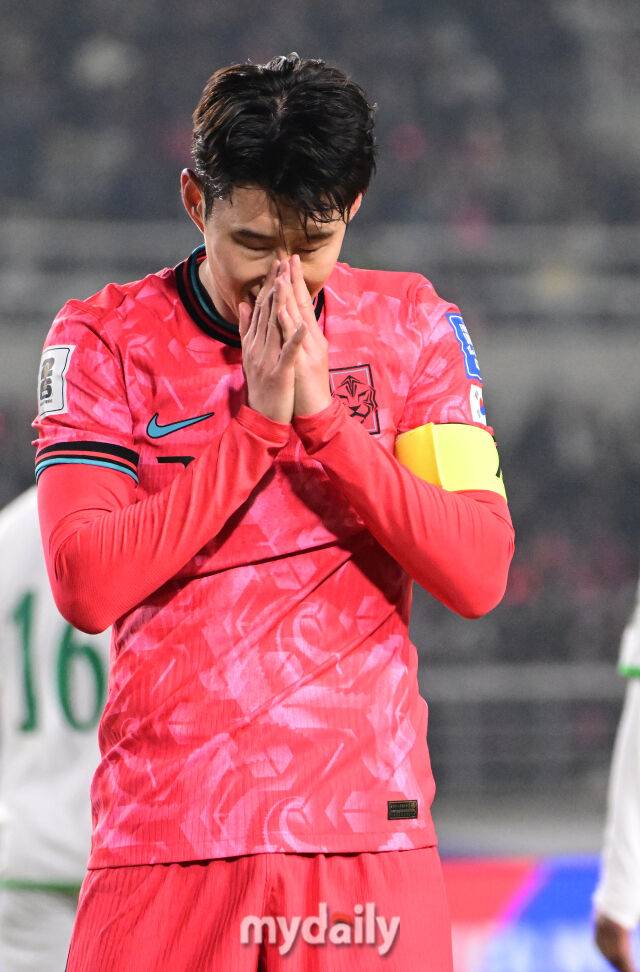 대한민국 축구대표팀 손흥민이 20일 오후 경기도 고양종합운동장에서 진행된 '2026 국제축구연맹(FIFA) 북중미 월드컵 아시아지역 최종예선' 오만과의 경기에서 아쉬워 하고 있다.B조에 속해 있는한국은 4승 2무, 승점 14로 조 선두를 달리고 있다. 2위는 이라크(승점 11), 3위는 요르단(승점 9)이다.한국이 이번 2연전에서 2승을 거두면 북중미 월드컵 본선진출을 조기에 확정한다./고양=곽경훈 기자