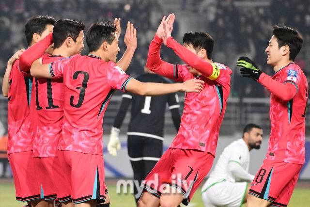 대한민국 축구대표팀 황희찬이 20일 오후 경기도 고양종합운동장에서 진행된 '2026 국제축구연맹(FIFA) 북중미 월드컵 아시아지역 최종예선' 오만과의 경기에서 선제골을 기록한 뒤 기뻐하고 있다.B조에 속해 있는한국은 4승 2무, 승점 14로 조 선두를 달리고 있다. 2위는 이라크(승점 11), 3위는 요르단(승점 9)이다.한국이 이번 2연전에서 2승을 거두면 북중미 월드컵 본선진출을 조기에 확정한다./고양=곽경훈 기자