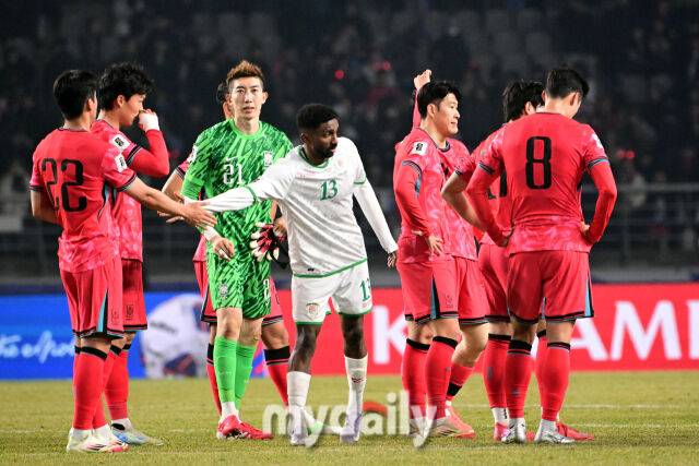 대한민국 축구대표팀 손흥민이 20일 오후 경기도 고양종합운동장에서 진행된 '2026 국제축구연맹(FIFA) 북중미 월드컵 아시아지역 최종예선' 오만과의 경기에서 1-1 무승부를 기록한 뒤 아쉬워 하고 있다.