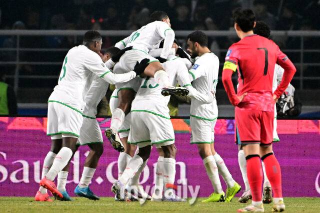 대한민국 축구대표팀 손흥민이 20일 오후 경기도 고양종합운동장에서 진행된 '2026 국제축구연맹(FIFA) 북중미 월드컵 아시아지역 최종예선' 오만의 동점골을 바라보며 아쉬워 하고 있다.B조에 속해 있는한국은 4승 2무, 승점 14로 조 선두를 달리고 있다. 2위는 이라크(승점 11), 3위는 요르단(승점 9)이다.한국이 이번 2연전에서 2승을 거두면 북중미 월드컵 본선진출을 조기에 확정한다.
