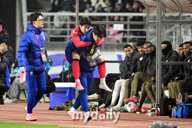 대한민국 축구대표팀 이강인이 20일 오후 경기도 고양종합운동장에서 진행된 '2026 국제축구연맹(FIFA) 북중미 월드컵 아시아지역 최종예선' 오만과의 경기에서 부상으로 교체되고 있다.B조에 속해 있는한국은 4승 2무, 승점 14로 조 선두를 달리고 있다. 2위는 이라크(승점 11), 3위는 요르단(승점 9)이다.한국이 이번 2연전에서 2승을 거두면 북중미 월드컵 본선진출을 조기에 확정한다./고양=곽경훈 기자