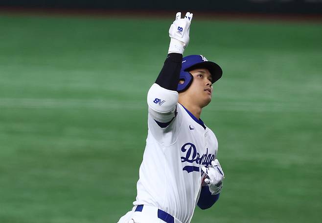 LA다저스의 오타니 쇼헤이가 19일 일본 도쿄돔에서 열린 2025 미국프로야구 메이저리그(MLB) 정규시즌 개막 도쿄 시리즈 2차전 시카고 컵스전에서 5회 시즌 첫 홈런을 터뜨린 후 그라운드를 돌며 관중의 환호에 답하고 있다.  [로이터]