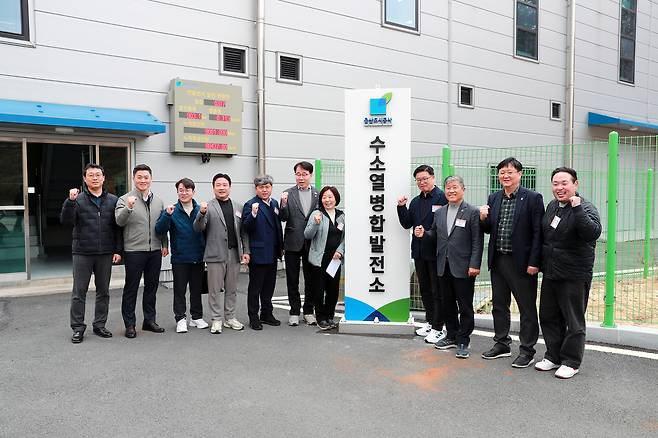 국내 첫 수소 시범도시 울산시가 산업통상자원부 주관 ‘2025년 예비수소전문기업 지원사업’에 선정됐다. 사진은 구미시의회가 지난 17일 울산시 북구 율동지구에 조성된 수소연료전지열병합발전소를 견학한 모습. [울산시 제공]