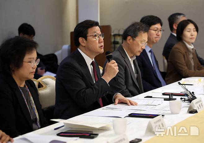 [서울=뉴시스] 배훈식 기자 = 노연홍 의료개혁특별위원회 위원장이 지난 19일 오후 서울 종로구 정부서울청사에서 열린 제8차 의료개혁특별위 회의에서 발언하고 있다. 2025.03.19. dahora83@newsis.com