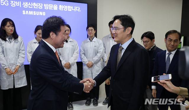 【수원=뉴시스】추상철 기자 = 이낙연 국무총리가 10일 오후 경기 수원시 삼성전자 수원사업장을 방문해 이재용 삼성전자 부회장과 함께 5G장비 생산라인을 둘러본 후 악수를 하고 있다. 2019.01.10.  scchoo@newsis.com