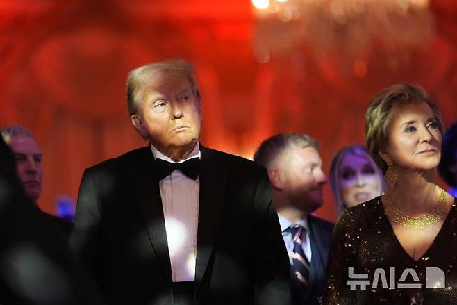 [팜비치=AP/뉴시스] 린다 맥맨 미국 교육부 장관(오른쪽)이 대선 직후인 지난해 11월 14일 플로리다 팜비치 마러라고 리조트에서 열린 미국 우선 정책 연구소 행사에서 트럼프 당선인과 함께 앉아 있다. 2024.11.20.