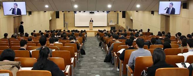 [서울=뉴시스] 한국감정평가사협회가 지난 19일 '2025 기술·IP(특허권) 담보감정평가 전문연수'를 진행하는 모습. 2025.03.20. (사진=감평사협 제공) photo@newsis.com *재판매 및 DB 금지