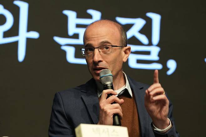 [서울=뉴시스] '사피엔스' 저자 유발 하라리 교수가 20일 서울 종로구 노무현시민센터에서 열린 방한 기념 간담회에서 말하고 있다.(사진=김영사 제공) 2025.03.20. photo@newsis.com *재판매 및 DB 금지