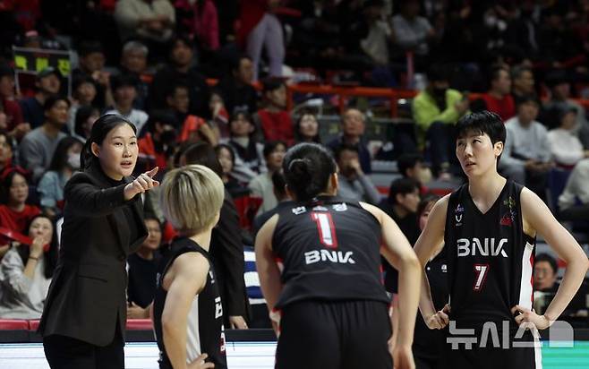 [부산=뉴시스] 하경민 기자 = 2024~2025 여자프로농구 챔피언결정전 3차전이 열린 20일 부산 동래구 사직체육관에서 BNK썸 박정은 감독이 선수들에게 작전을 지시하고 있다. 2025.03.20. yulnetphoto@newsis.com