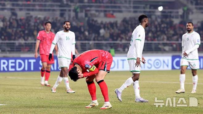 [고양=뉴시스] 추상철 기자 = 20일 오후 경기 고양시 고양종합운동장에서 열린 '2026 국제축구연맹(FIFA) 북중미 월드컵 아시아 지역 3차 예선 B조 7차전' 대한민국과 오만의 경기, 손흥민이 슛을 실패한 후 아쉬워하고 있다. 2025.03.20. scchoo@newsis.com
