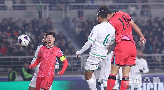 [고양=뉴시스] 추상철 기자 = 20일 오후 경기 고양시 고양종합운동장에서 열린 '2026 국제축구연맹(FIFA) 북중미 월드컵 아시아 지역 3차 예선 B조 7차전' 대한민국과 오만의 경기, 오세훈이 헤딩슛을 하고 있다. 2025.03.20. scchoo@newsis.com