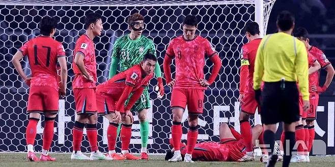 [고양=뉴시스] 추상철 기자 = 20일 오후 경기 고양시 고양종합운동장에서 열린 '2026 국제축구연맹(FIFA) 북중미 월드컵 아시아 지역 3차 예선 B조 7차전' 대한민국과 오만의 경기, 대한민국 선수들이 동점골을 허용하기 직전 부상당한 이강인에 모여 있다. 2025.03.20. scchoo@newsis.com