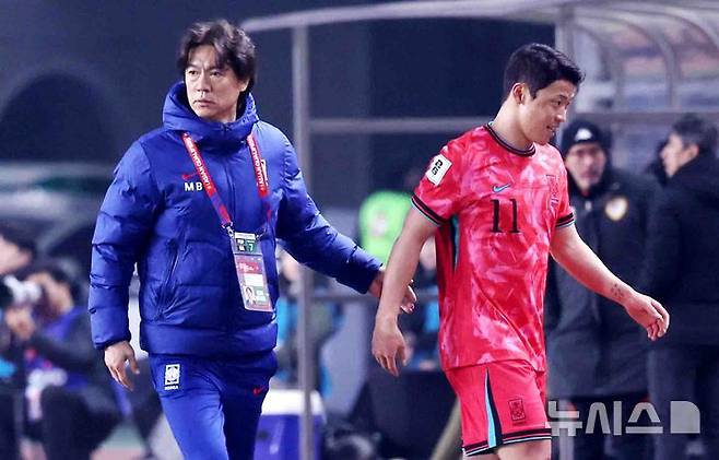 [고양=뉴시스] 추상철 기자 = 20일 오후 경기 고양시 고양종합운동장에서 열린 '2026 국제축구연맹(FIFA) 북중미 월드컵 아시아 지역 3차 예선 B조 7차전' 대한민국과 오만의 경기, 홍명보 감독이 교체된 황희찬을 격려하고 있다. 2025.03.20. scchoo@newsis.com