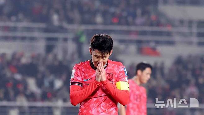 [고양=뉴시스] 추상철 기자 = 20일 오후 경기 고양시 고양종합운동장에서 열린 '2026 국제축구연맹(FIFA) 북중미 월드컵 아시아 지역 3차 예선 B조 7차전' 대한민국과 오만의 경기, 손흥민이 슛을 실패한 후 아쉬워하고 있다. 2025.03.20. scchoo@newsis.com