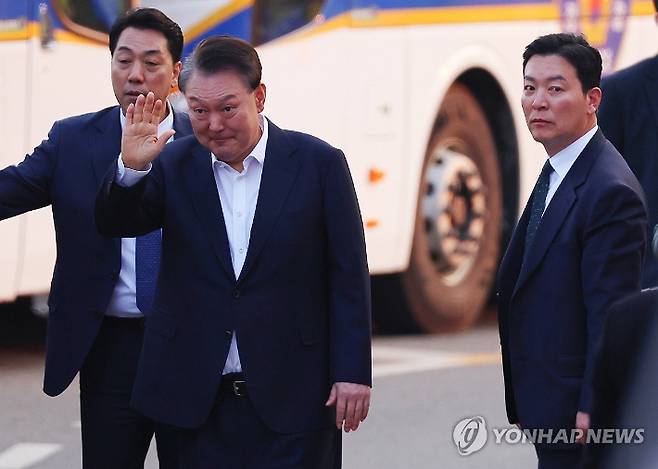 (의왕=연합뉴스) 김도훈 기자 = 석방된 윤석열 대통령이 지난 8일 경기도 의왕시 서울구치소 앞에서 경호차량에서 내려 지지자들에게 인사하고 있다. 그 옆으로는 김성훈 경호처 차장(오른쪽)이 윤 대통령을 경호하며 이동하고 있다. 2025.3.8 superdoo82@yna.co.kr 연합뉴스