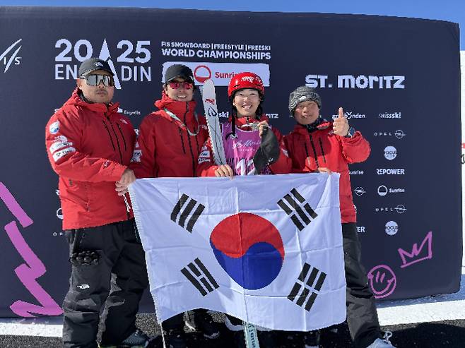 정대윤(오른쪽에서 두 번째). 대한스키협회 제공