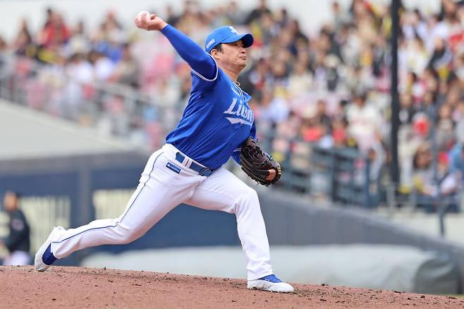 삼성 라이온즈 오승환이 지난 15일 광주 기아챔피언스필드에서 열린 2025 프로야구 시범경기 KIA 타이거즈와 방문 경기에서 투구하고 있다. 연합뉴스