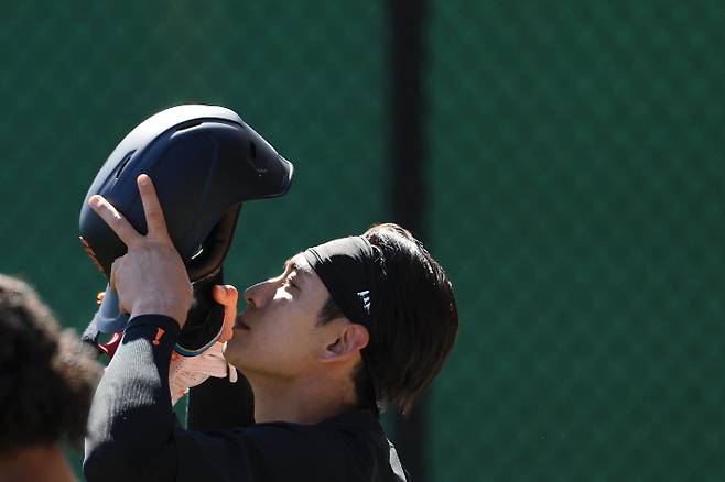 이정후가 지난 2월 18일(현지 시간) 자이언츠 스프링캠프가 열리고 있는 미국 애리조나주 스코츠데일 스타디움에서 헬멧을 쓰고 있다. 연합뉴스