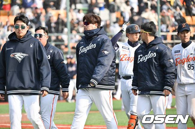 [OSEN=청주, 박준형 기자] 청주구장에서 열린 두산과의 시범경기를 마친 뒤 한화 선수들이 팬들에게 인사를 하고 있다.  2025.03.08 / soul1014@osen.co.kr