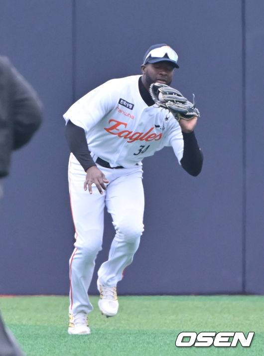 [OSEN=박준형 기자] 한화 에스테반 플로리얼이 8일 청주구장에서 열린 두산과의 시범경기 때 뜬공 타구를 처리하고 있다. 2025.03.08 / soul1014@osen.co.kr