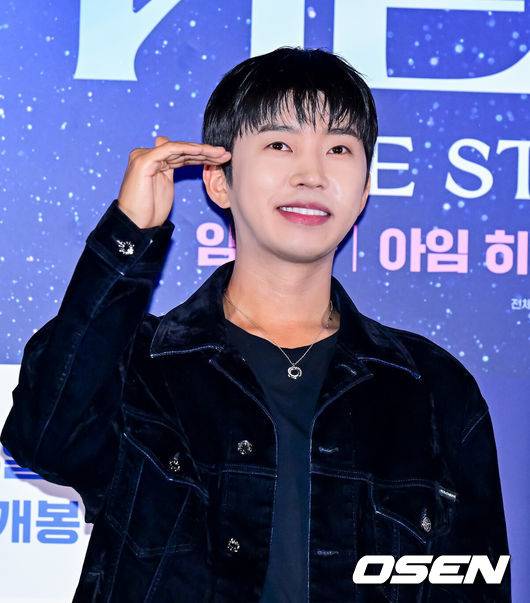 [OSEN=지형준 기자] 22일 오후 서울 CGV 용산 아이파크몰에서 영화 '임영웅 아임 히어로 더 스타디움' 언론시사회 및 무대인사가 열렸다.‘임영웅│아임&nbsp;히어로&nbsp;더&nbsp;스타디움’은&nbsp;지난&nbsp;5월&nbsp;약&nbsp;10만&nbsp;명의&nbsp;영웅시대와&nbsp;서울월드컵경기장을&nbsp;하늘빛으로&nbsp;가득&nbsp;채운&nbsp;임영웅의&nbsp;첫&nbsp;스타디움&nbsp;입성기를&nbsp;다룬&nbsp;영화로,&nbsp;공연&nbsp;실황과&nbsp;함께&nbsp;비하인드가&nbsp;그려진다.임영웅이 포토타임을 하고 있다. 2024.08.22 / jpnews@osen.co.kr