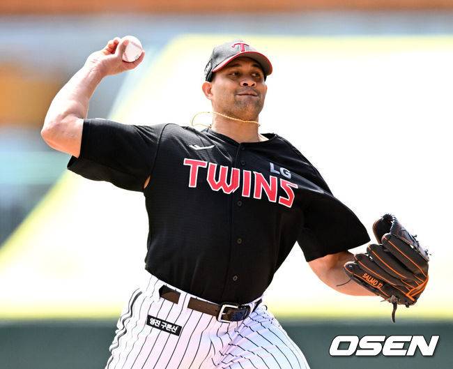 [OSEN=인천, 이대선 기자] 15일 오후 인천 SSG랜더스필드에서  2025 신한 SOL뱅크 KBO 리그 시범경기 SSG 랜더스와 LG 트윈스의 경기가 열렸다.SSG은 숀 앤더슨, LG는 요니 치리노스를 선발 투수로 내세웠다.1회말 무사에서 LG 선발투수 요니 치리노스가 역투하고 있다. 2025.03.15 /sunday@osen.co.kr