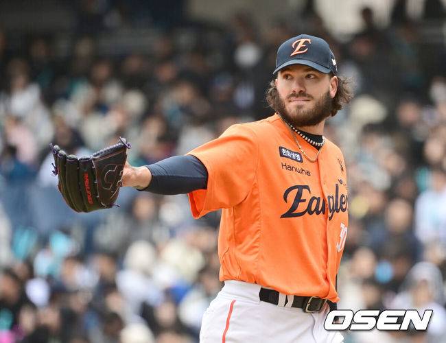 [OSEN=창원, 김성락 기자] 16일 오후 경남 창원NC파크에서  2025 신한 SOL뱅크 KBO 리그 NC 다이노스와 한화 이글스의 시범 경기가 열렸다. KBO리그 10개 구단은 오는 18일까지 시범경기 10경기를 소화한다. 2025시즌 개막전은 오는 22일 개최된다. 개막전 매치업은 LG-롯데(서울 잠실구장), KIA-NC(광주-기아챔피언스필드), SSG-두산(인천 SSG랜더스필드), KT-한화(수원 KT위즈파크), 삼성-키움(대구 삼성라이온즈파크)이다.1회말 종료 후 한화 투수 폰세가 호수비를 펼친 유격수 노시환에게 고마움을 표현하고 있다. 2025.03.16 / ksl0919@osen.co.kr