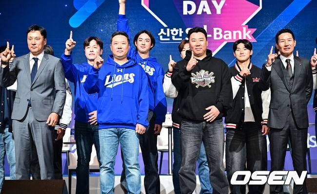 [OSEN=조은정 기자]’2025 신한 SOL Bank KBO 미디어데이 & 팬페스트’가 20일 서울 송파구 롯데호텔 월드에서 열렸다.  이번 행사에는 각 구단의 감독을 비롯해 KIA 나성범, 김도영, 삼성 구자욱, 강민호, LG 박해민, 홍창기, 두산 양의지, 김택연, KT 장성우, 강백호, SSG 김광현, 박성한, 롯데 전준우, 윤동희, 한화 채은성, 김서현, NC 박민우, 김형준, 키움 송성문, 이주형 등 KBO 리그 10개 구단 주장과 대표 선수가 참석한다.두산 이승엽 감독, 삼성 박진만 감독, KIA 이범호 감독, LG 염경엽 감독이 포즈를 취하고 있다. 2025.03.20 /cej@osen.co.kr
