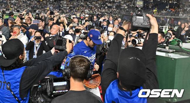 [OSEN=도쿄(일본), 박준형 기자] 19일 오후 일본 도쿄돔에서 MLB 월드투어 도쿄 개막시리즈 2차전 시카고 컵스와 LA 다저스의 경기가 진행됐다이날 선발투수로 시카고컵스는 저스틴 스틸을, LA다저스는 사사키를 내세웠다. 경기 앞서 LA 다저스 오타니가 훈련을 마치고 더그아웃으로 들어가고 있다.  2025.03.19 / soul1014@osen.co.kr