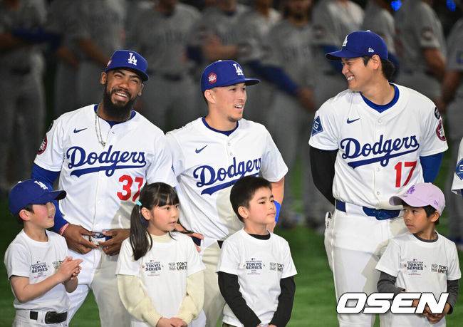 [OSEN=도쿄(일본), 박준형 기자] 19일 오후 일본 도쿄돔에서 MLB 월드투어 도쿄 개막시리즈 2차전 시카고 컵스와 LA 다저스의 경기가 진행됐다이날 선발투수로 시카고컵스는 저스틴 스틸을, LA다저스는 사사키를 내세웠다. 경기 앞두고 식전행사에서 LA 다저스 테오츠카 에르난데스와 에드먼, 오타니가 이야기 나누며 미소 짓고 있다.  2025.03.19 / soul1014@osen.co.kr