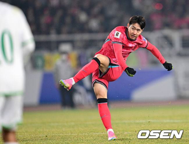 [OSEN=고양, 최규한 기자] 대한민국 남자축구대표팀이 20일 고양종합운동장에서 ‘2026 국제축구연맹(FIFA) 북중미 월드컵’ 아시아지역 3차 예선 B조 7차전 오만과 맞대결을 펼쳤다.B조에 속해 있는&nbsp;한국은 4승 2무, 승점 14로 조 선두를 달리고 있다. 2위는 이라크(승점 11), 3위는 요르단(승점 9)이다.&nbsp;한국이 이번 2연전에서 2승을 거두면 북중미 월드컵 본선진출을 조기에 확정한다.&nbsp;전반 한국 이강인이 황희찬의 골을 어시스트하고 있다. 2025.03.20 / dreamer@osen.co.kr