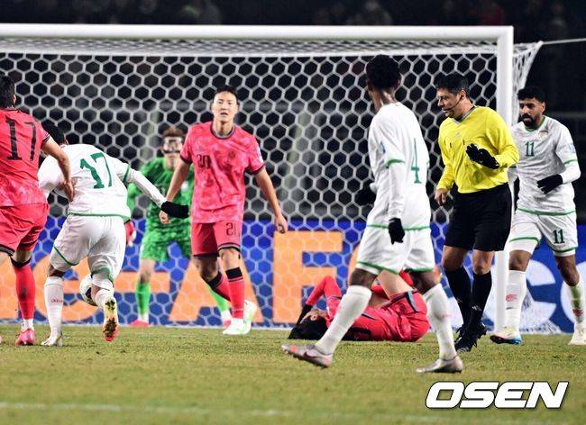 [OSEN=고양, 조은정 기자]20일 오후 경기도 고양종합운동장에서 2026 국제축구연맹(FIFA) 북중미 월드컵 아시아지역 3차 예선 B조 7차전 한국과 오만의 경기가 열렸다.승점 14점(4승 2무)으로 B조 1위를 유지하고 있는 한국이 오만전과 25일 예정된 요르단전에서 모두 승리해 승점 6점을 얻어낸다면,&nbsp;6월&nbsp;예정된&nbsp;이라크, 쿠웨이트와 경기 결과와 상관없이 11회 연속 월드컵 본선 진출을 &nbsp;확정 짓는다. 후반 한국 이강인이 쓰러진 가운데 오만이 동점골을 넣고 있다. 2025.03.20 /cej@osen.co.kr