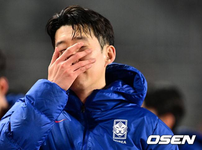 [OSEN=고양, 최규한 기자] 대한민국 대표팀이 홈에서 오만에 1-1로 비겼다.&nbsp;홍명보(56)&nbsp;감독이 이끄는 한국 축구 대표팀은 20일 오후 8시 고양종합운동장에서 열린 2026 국제축구연맹(FIFA) 북중미 월드컵 아시아지역 3차 예선 B조 7차전 오만과 맞대결을 치러 1-1로 비겼다. 경기를 마치고 한국 손흥민을 비롯한 선수들이 아쉬워하고 있다. 2025.03.20 / dreamer@osen.co.kr