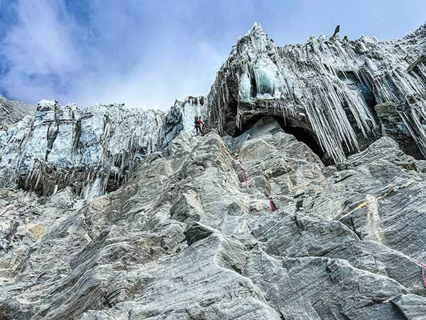 해발 4,900m 지점, 빙하로 덮인 벽으로 진입하는 이형윤 대장.